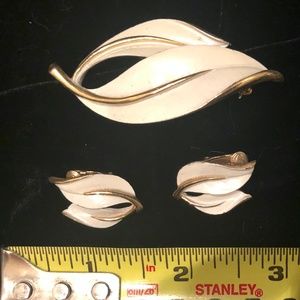 VINTAGE EMMONS WHITE ENAMEL AND GOLD LEAF SET